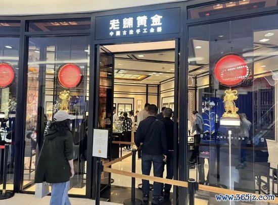 炒股开户平台 股价1600％涨幅背后：老铺黄金抢跑配股融资，天量解禁大考逼近