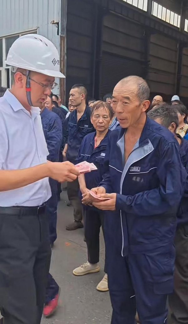 配资优秀股票配资门户 高温天老板心疼员工现场发百万现金 硬核福利引热议